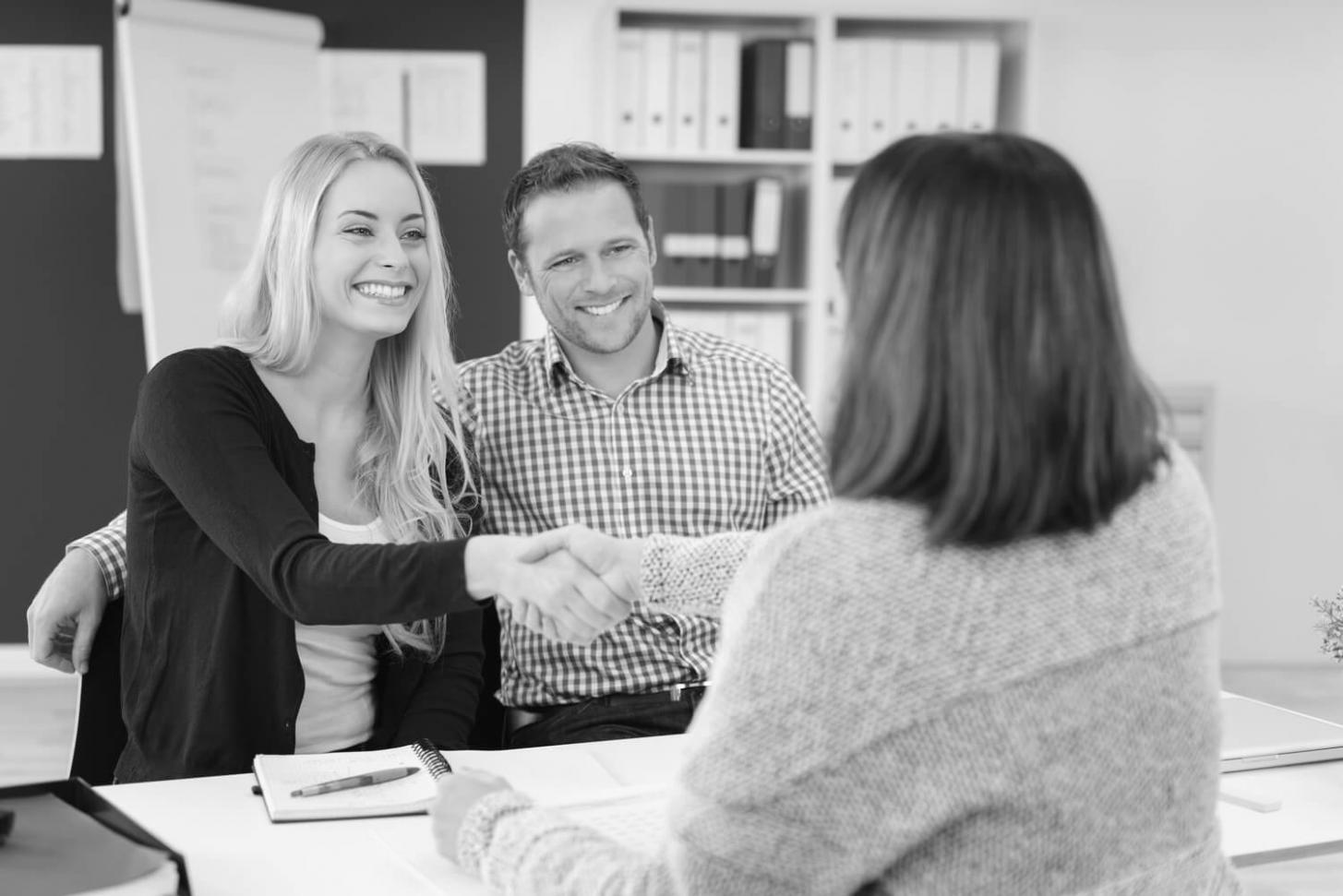 Deltager arbejder med budgetstruktur hjemme